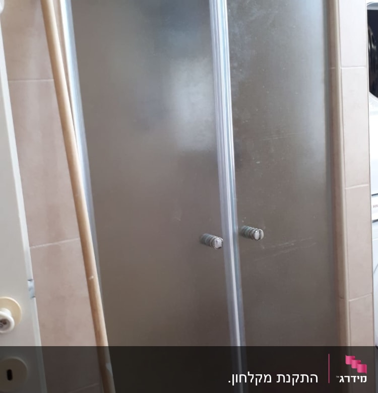 דלתות זכוכית למקלחת עם ידיות מתכת